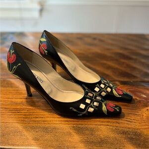 Beautiful Shannon Britt Embroidered 3” leather pumps. Vintage Made in Italy NWOT